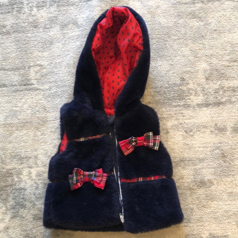 Tutto piccolo 18m vegan fur vest w/ adorable red bow details.